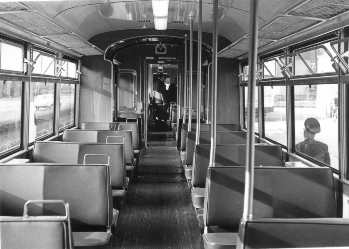 B OEG Düwag innen Ablieferungszustand_edit_1093728104878939