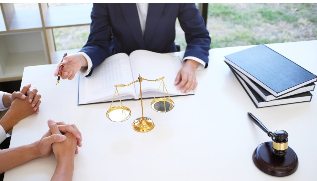 personnes qui se parlent en langues des signes