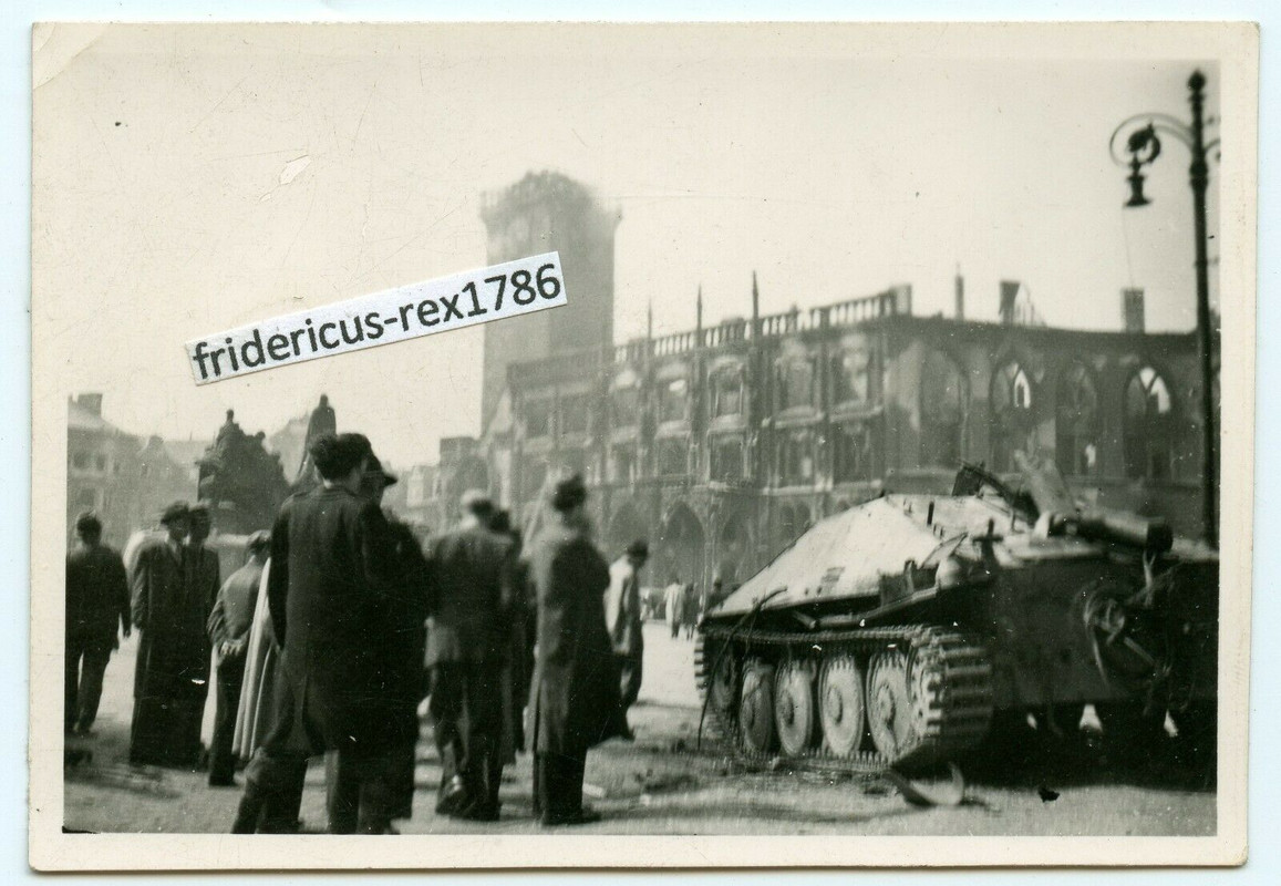Mai 1945 Panzer Jäger Jagdpanzer 38 Hetzer Prag vor Rathaus