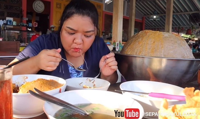 Sari saat mencoba sajian menu bakso seberat 30 kilogram di Bakso Klenger Ratu Sari, Jogja.