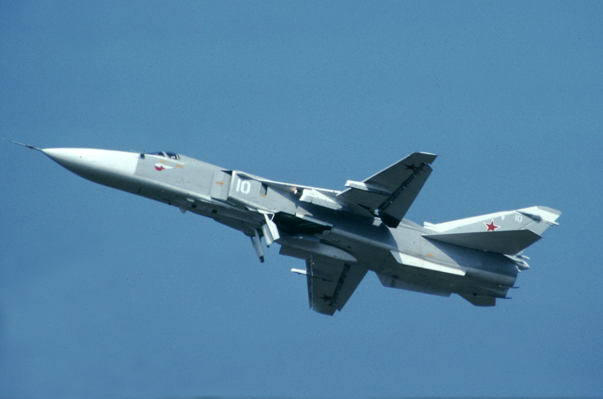 11 ORAP Su-24MR 10 White_0515320