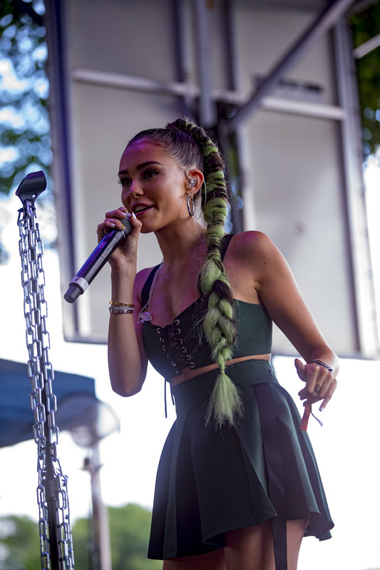 Madison-Beer-Upskirt-on-Stage-at-Lollapalooza-2