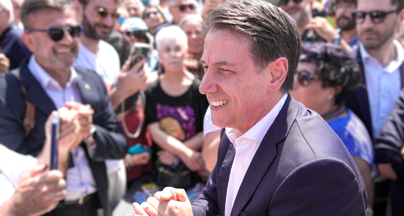 Le Sénateur Albert Parsent (USD-AP), candidat de l’Alliance Populaire pour les élections présidentielles, en visite dans la ville de Balmor, en périphérie de New Landor, le 5 février 2019.