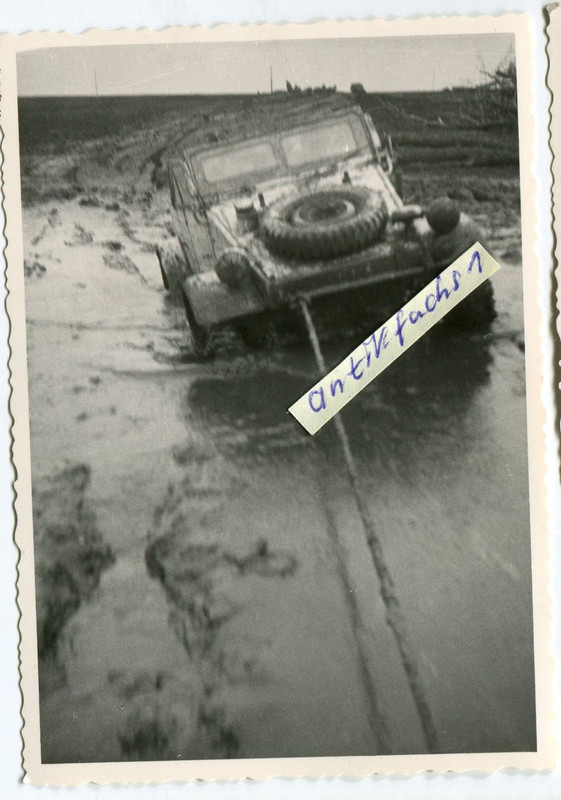 VW-Kübelwagen mit General im Kessel von Tscherkassy 1944