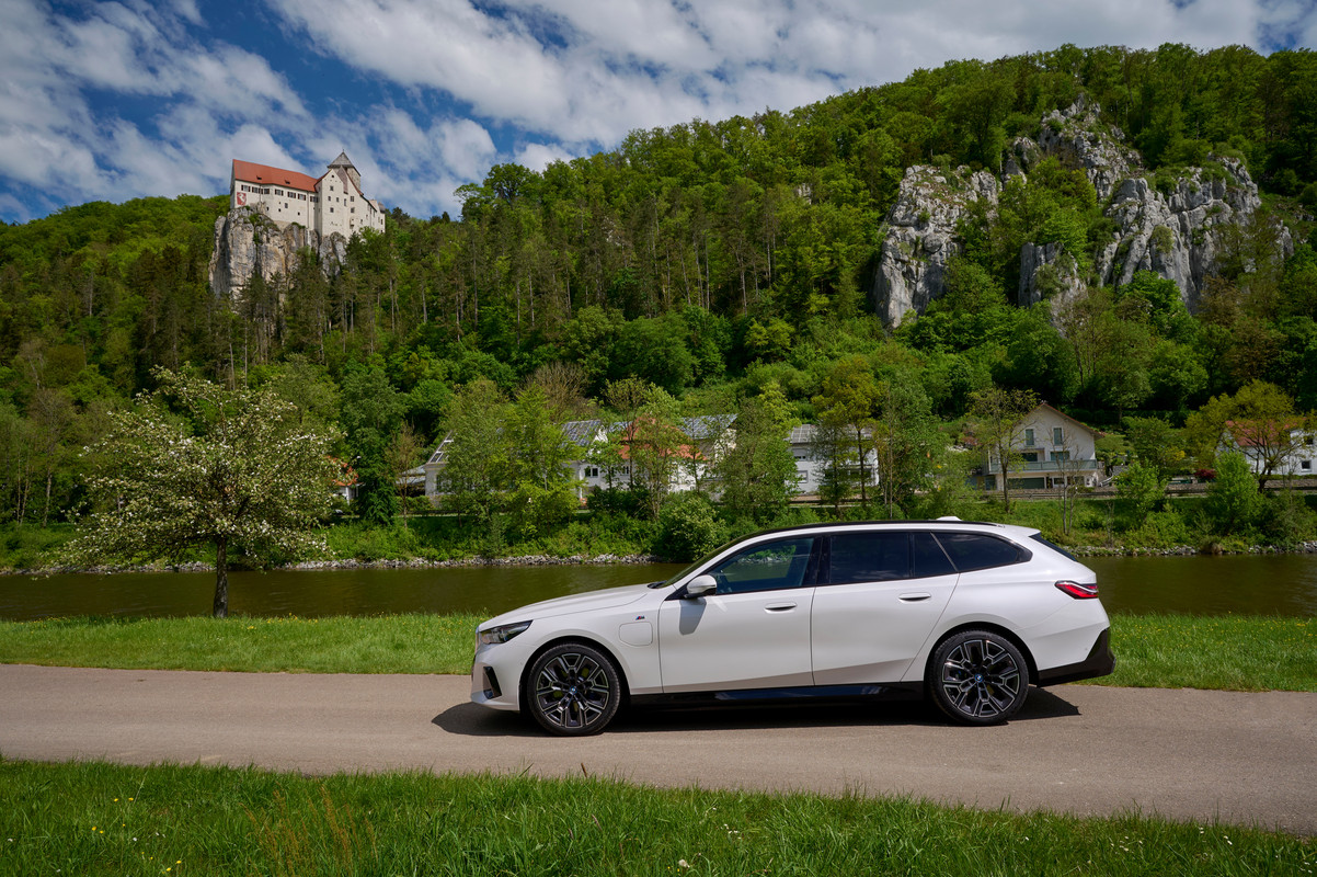 P90551913_highRes_the-new-bmw-530e-tou