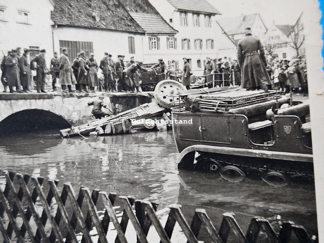 Foto, Wk2, Sonder KFZ mit Geschütz steht im Fluss