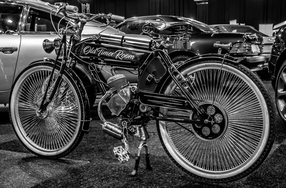 blacknwhiteoldtimeroomcycle.jpg
