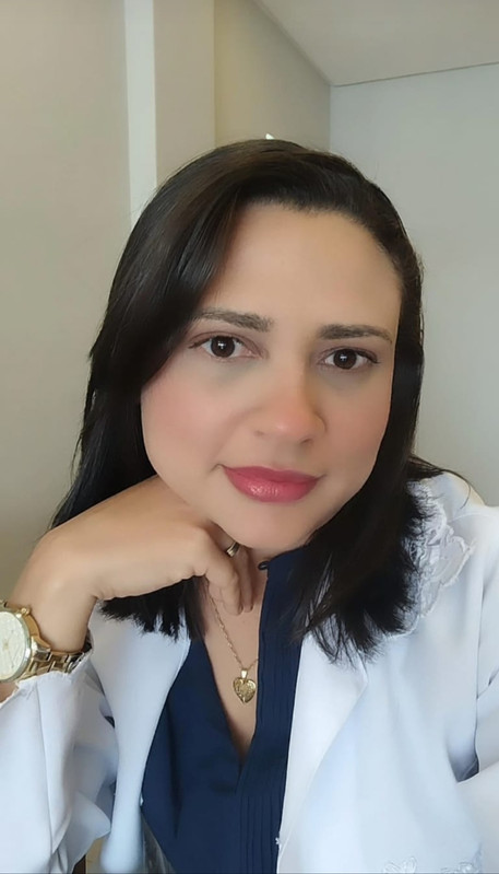 Ingredientes e ervas frescas de nutrição integrativa no espaço de Gizele