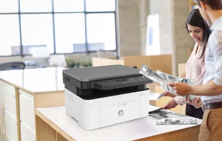 Visão lateral da impressora HP LaserJet MFP 135a destacando a abertura para cópia e digitalização.