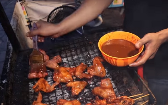 Proses memasak di Kepak Ayam Madu Si Mae.