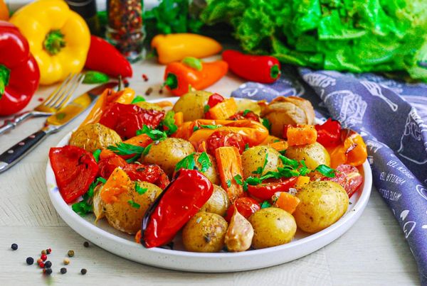 Картофель с овощами под сыром