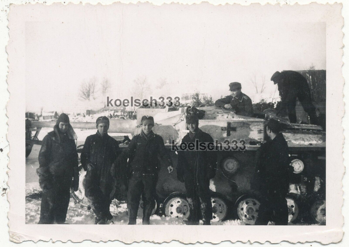 Foto Soldaten der Luftwaffe am Sturmgeschütz Panzer mit Schneetarnung im Osten (1)