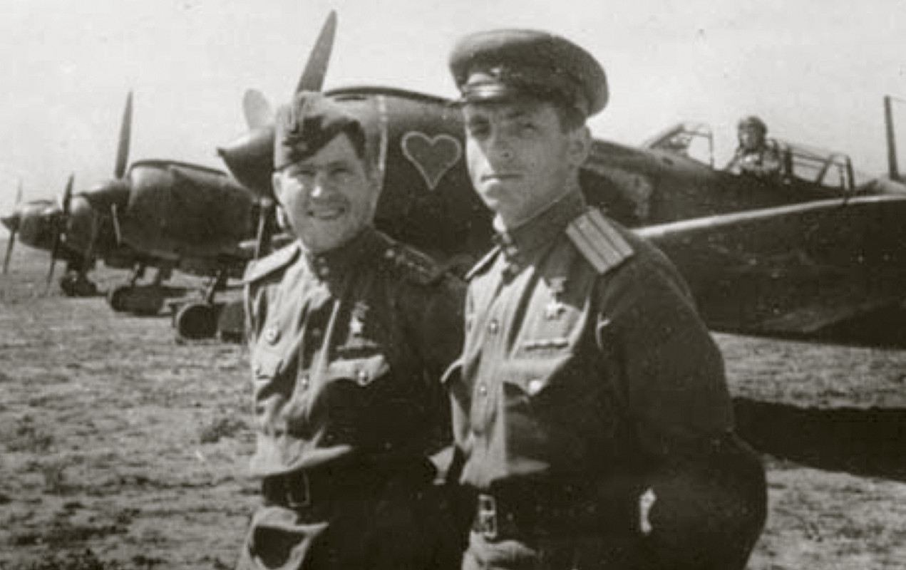 Aircrew-Soviet-41GvIAP-aces-Maj-Aleksandr-G-Pavlov-right-and-SnrLt-Aleksandr-V-Lobanov-in-1943-01
