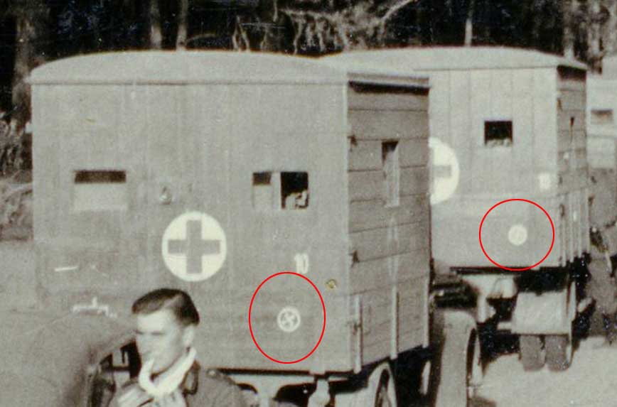 Продвижение на Восток. На кузовах санитарных машин видны эмблемы 8-й легкой пехотной дивизии вермахт