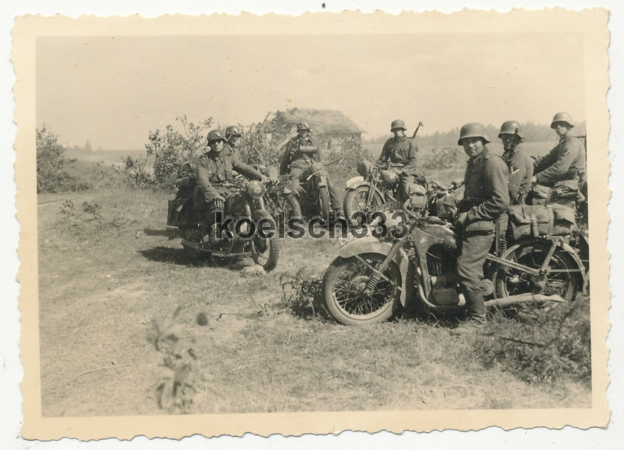 Foto Kradmelder auf Motorrädern beim Befehlsempfang an der Ostfront 1941