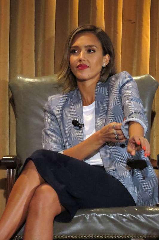 Jessica Alba in Crossed Legs – The Honest Company Q& A LEGS COOL ...