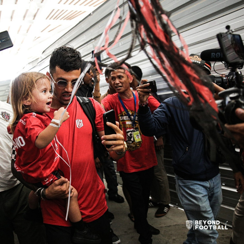 Tim Bali United disambut meriah oleh suporter dan keluarga saat tiba di Bandara I Gusti Ngurah Rai, Badung, Selasa (3/12/2019).
