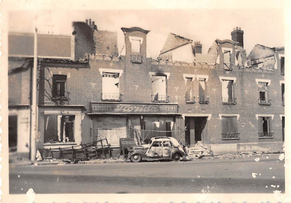 Zerstörte PKW an zerstörten Strasse in Tours Fra