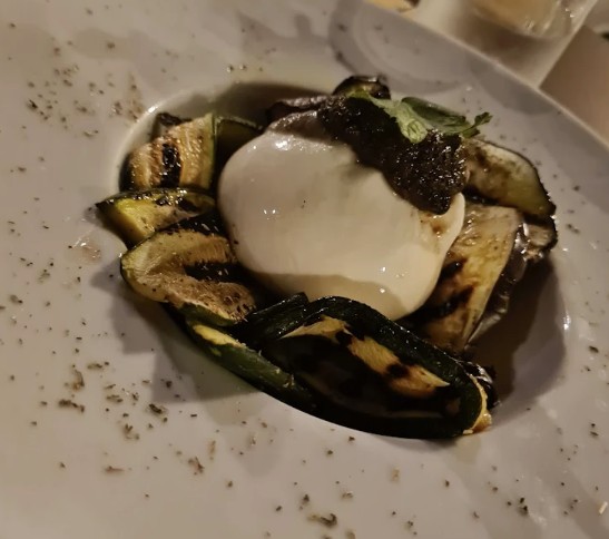 Burratina ripiena di crema al tartufo e verdure grigliate