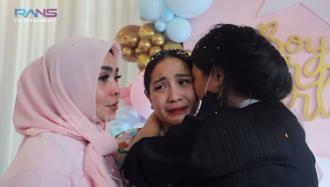 Sambil dipeluk Marsha Tengker dan Rieta Amilia, Nagita Slavina terharu ketahui jenis kelamin anak keduanya