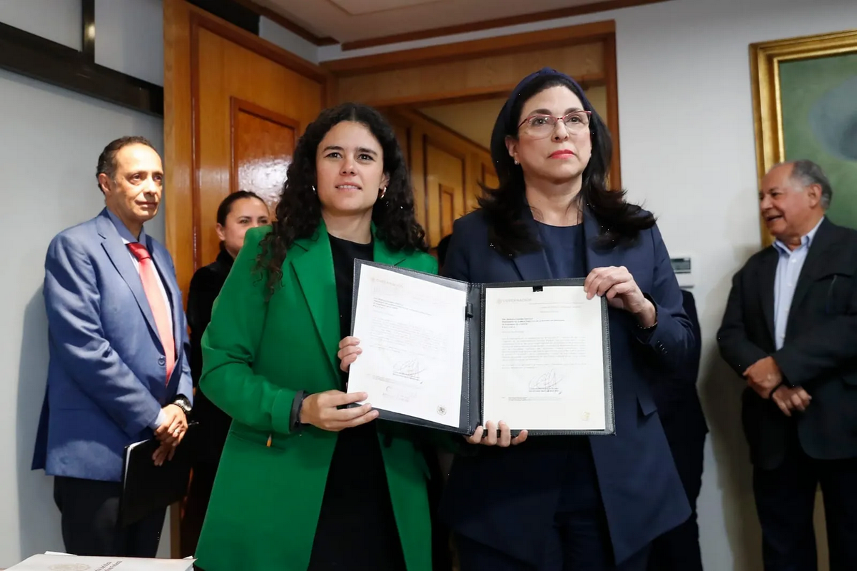 Entrega Segob en San Lázaro batería de reformas constitucionales de AMLO