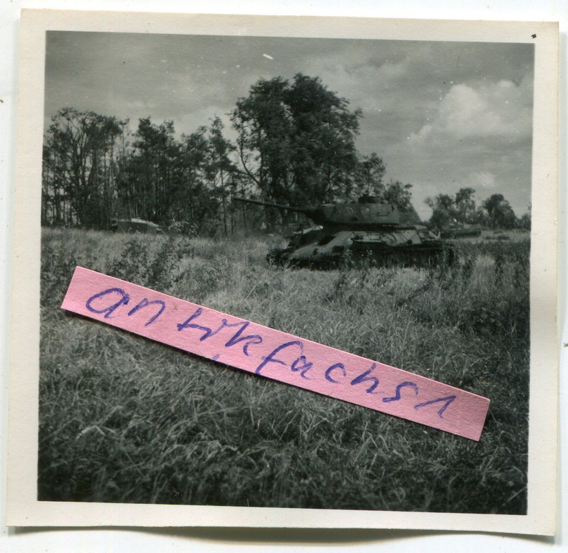 Deutscher Panzer neben abgeschossenem T-34 Panzer aus Rußland 1944