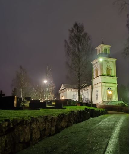 Suodenniemen kirkko iltavalaistuksessa