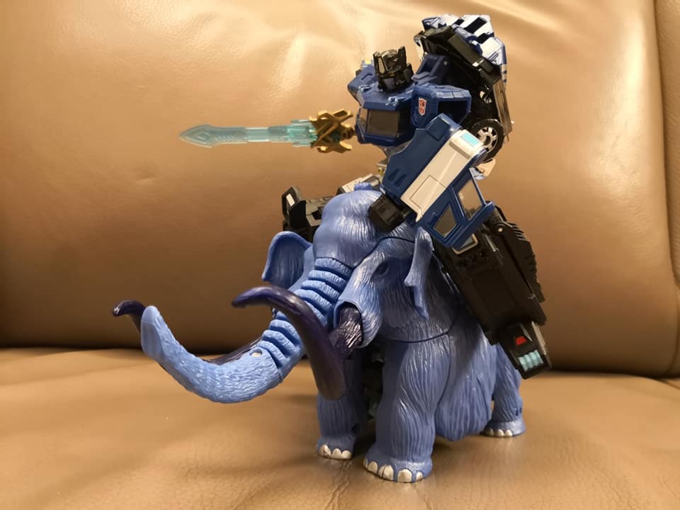 08-Legends-EX-Blue-Blg-Convoy