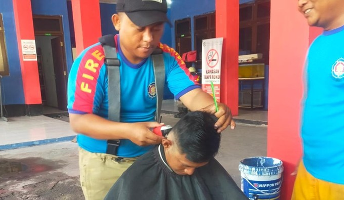 Petugas Damkar Surabaya Bantu ODGJ Potong Rambut, Cerita Mengharukan Petugas Damkar Surabaya Bantu ODGJ Potong Rambut, Cerita Mengharukan