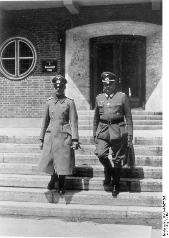 El mariscal de campo Wilhelm Ritter von Leeb frente a la entrada de la oficina de registro militar de Elbląg, Polonia El mariscal de campo Wilhelm Ritter von Leeb frente a la entrada de la oficina de registro militar de Elbląg, Polonia