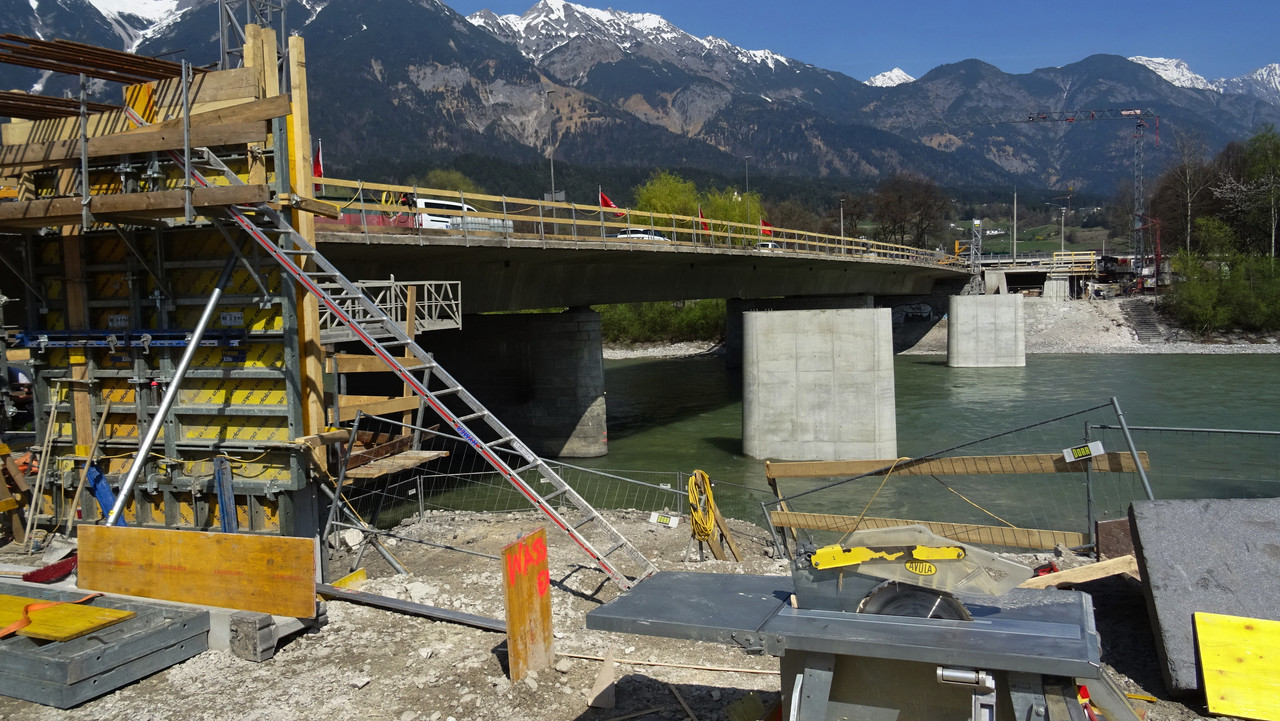 2017.03.31 Straßenbahnbrücke im Bau