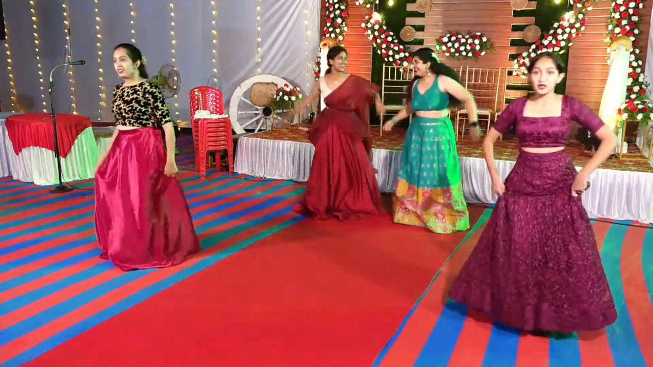 Cute mangalore chubby girl huge boobs and nipple pokie and other lady navel in saree.mp4_snapshot_02