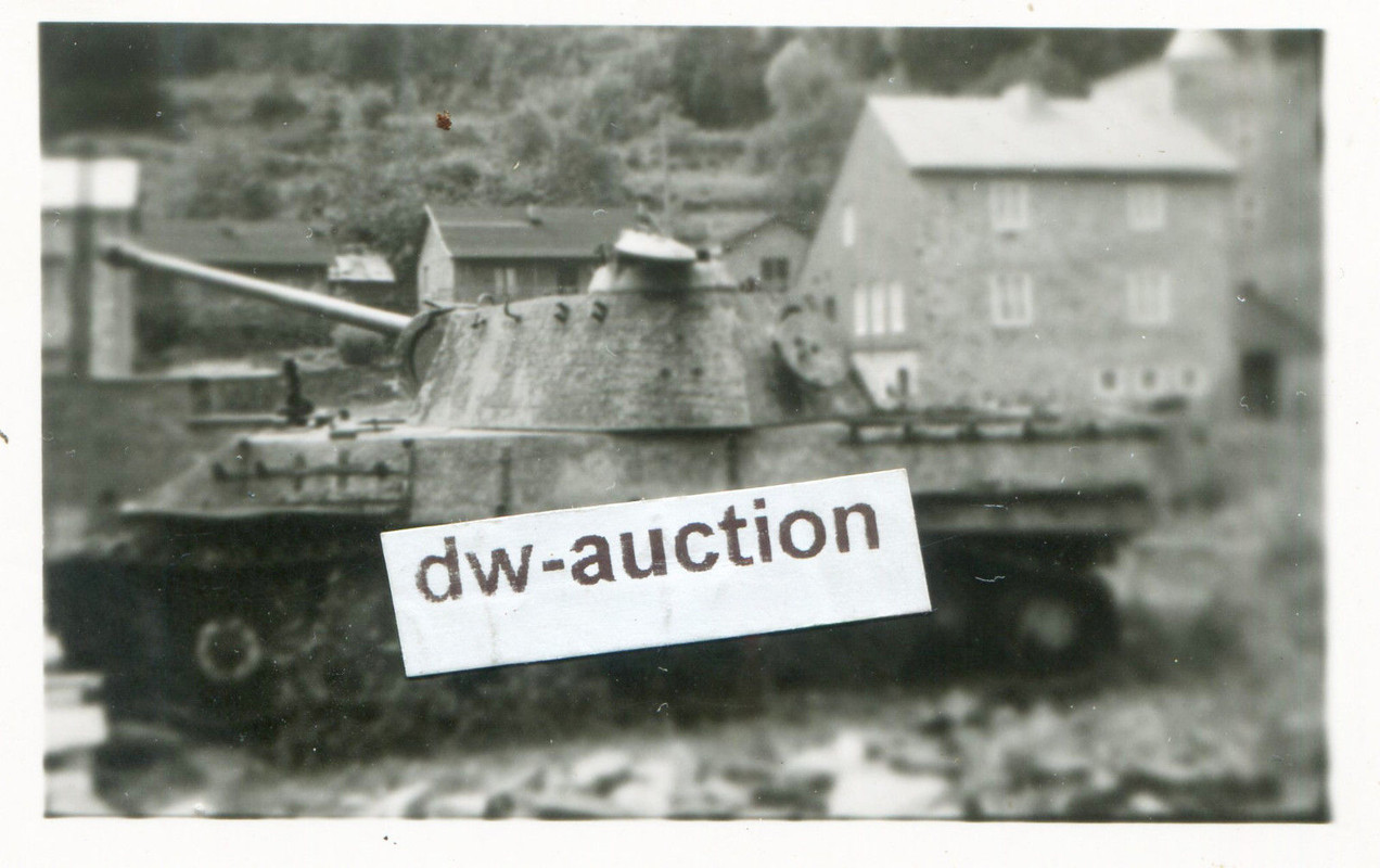 Ardennen Belgien 1944 , Panzer V Panther in Ortschaft (1)