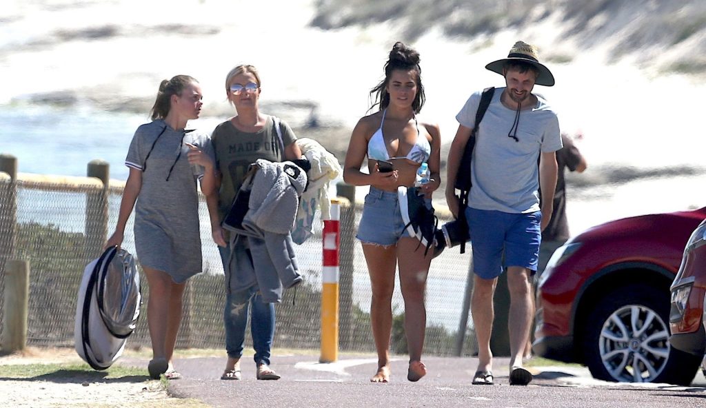 Holly-Young-Upskirt-STARS-com-38