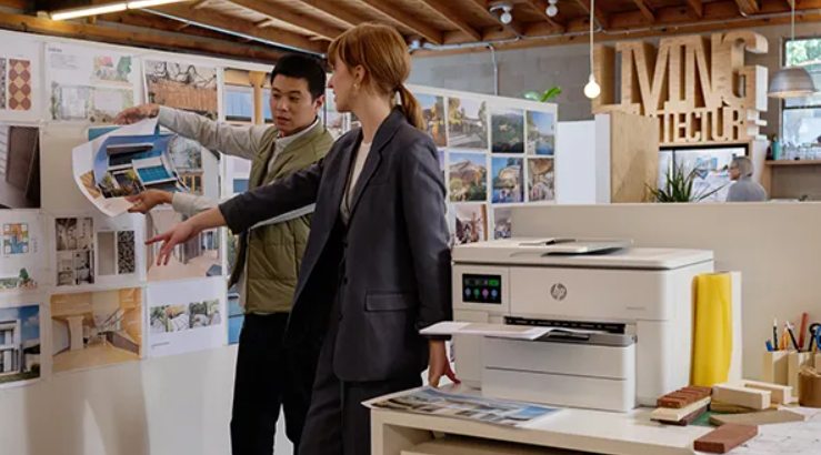 Una persona utilizando la aplicación HP Smart para gestionar la impresora desde su celular.