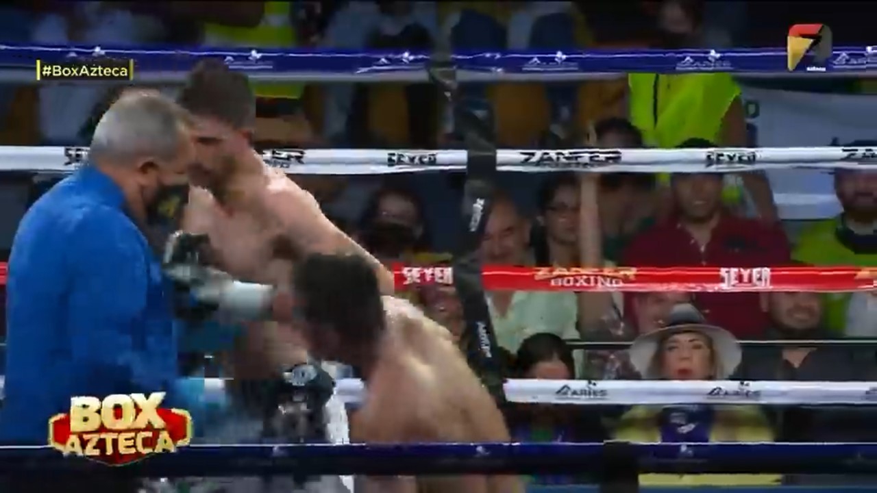 Réferi de box recibió un fuerte golpe y sale del ring en camilla