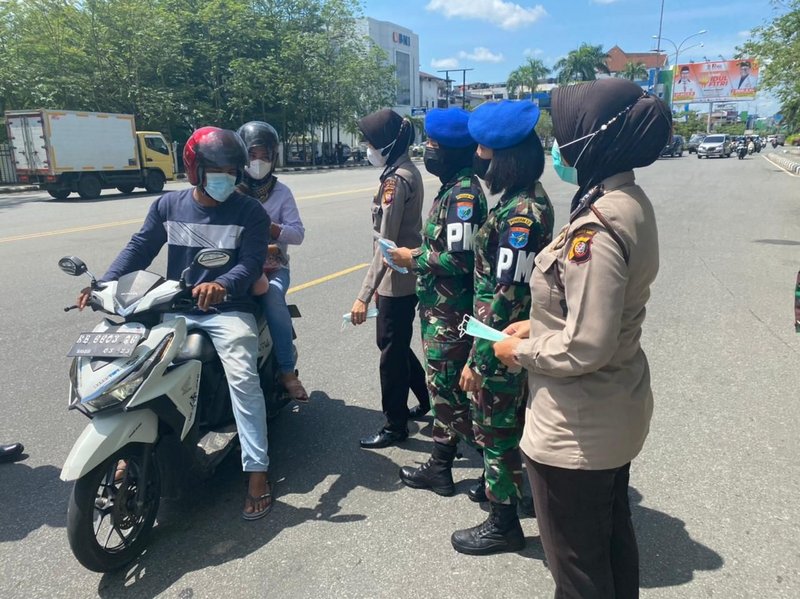 Srikandi Pomdam XII/Tpr bersama Polwan Turun ke Jalan Cegah Penyebaran Covid-19