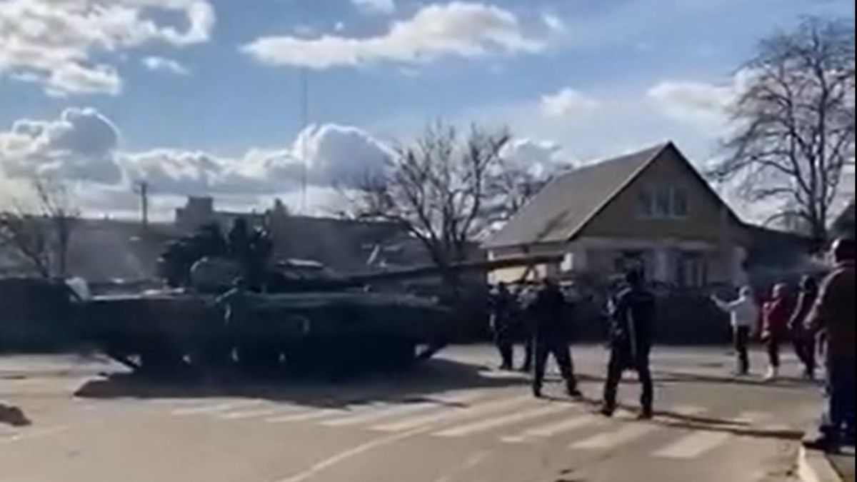 Video muestra a personas de Ucrania intentando detener tanques rusos