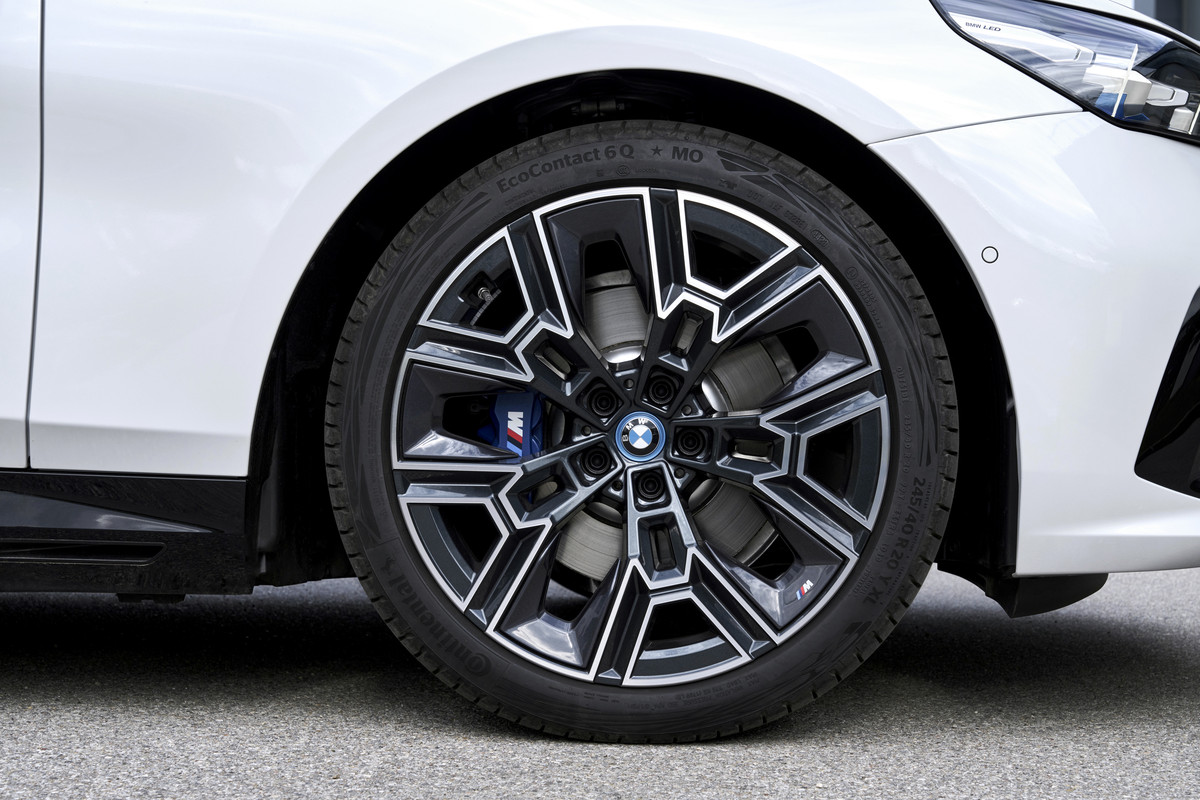 P90551863_highRes_the-new-bmw-530e-tou