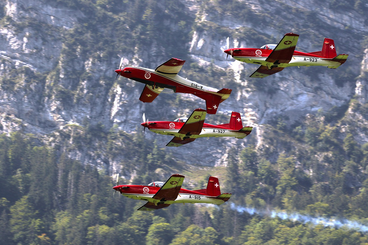 red-planes-6622172-1280.jpg