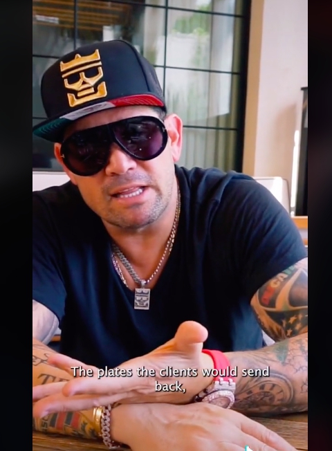 Jefe encuentra a sus meseros comiendo sobras y regaña a los gerentes