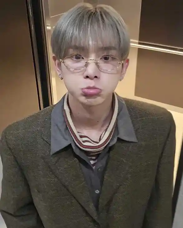 2e5b77e9333a24603a118dab5a90d002_copy_587x733