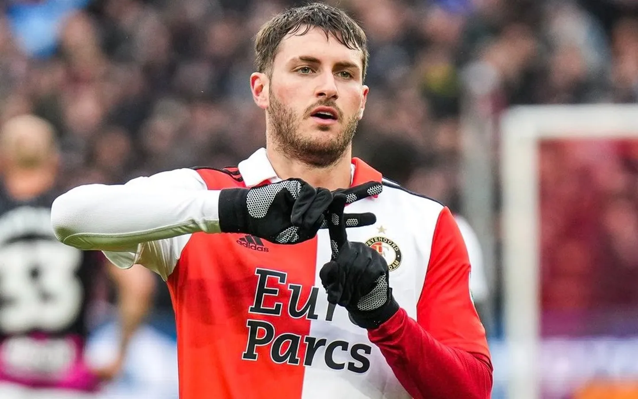 Sevilla ya hizo contacto por Santiago Giménez y lo quieren este año