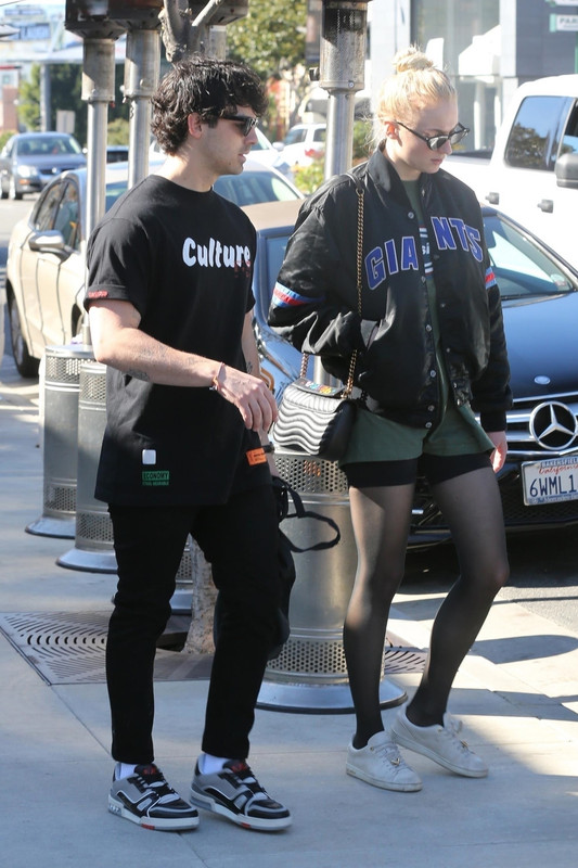 sophie-turner-shopping-in-la-12519