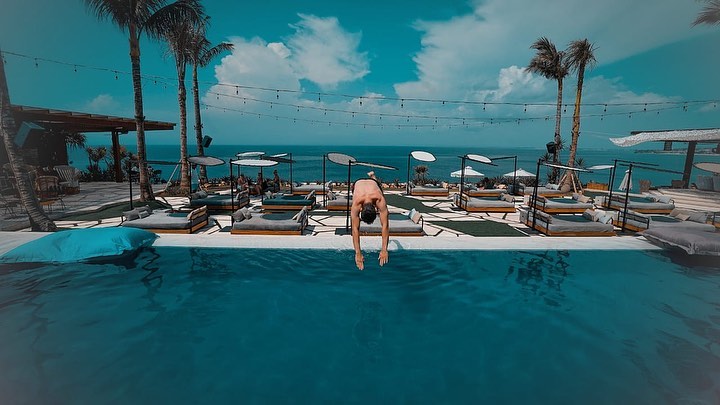Jorge Lorenzo berenang di Ulu Cliffhouse