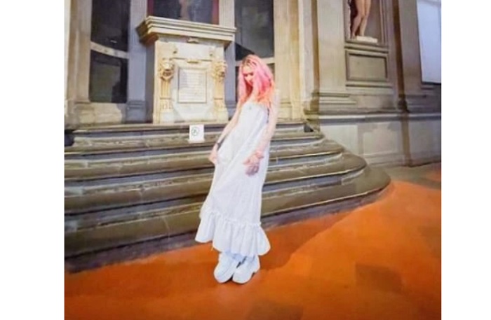 Grimes saat berlibur ke Florence, Italia pada tahun 2021 lalu. 