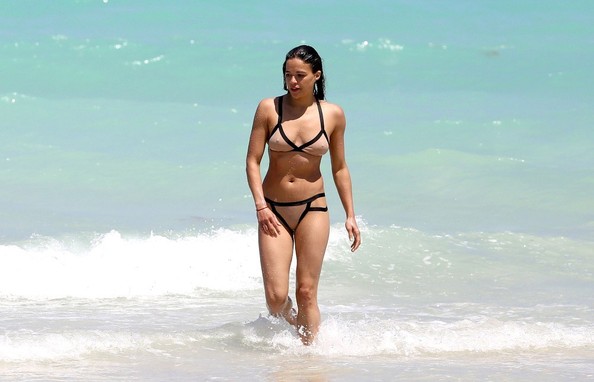 Med hendes  krop og  hårtype, uden BH (størrelse 34B) på stranden i bikini

