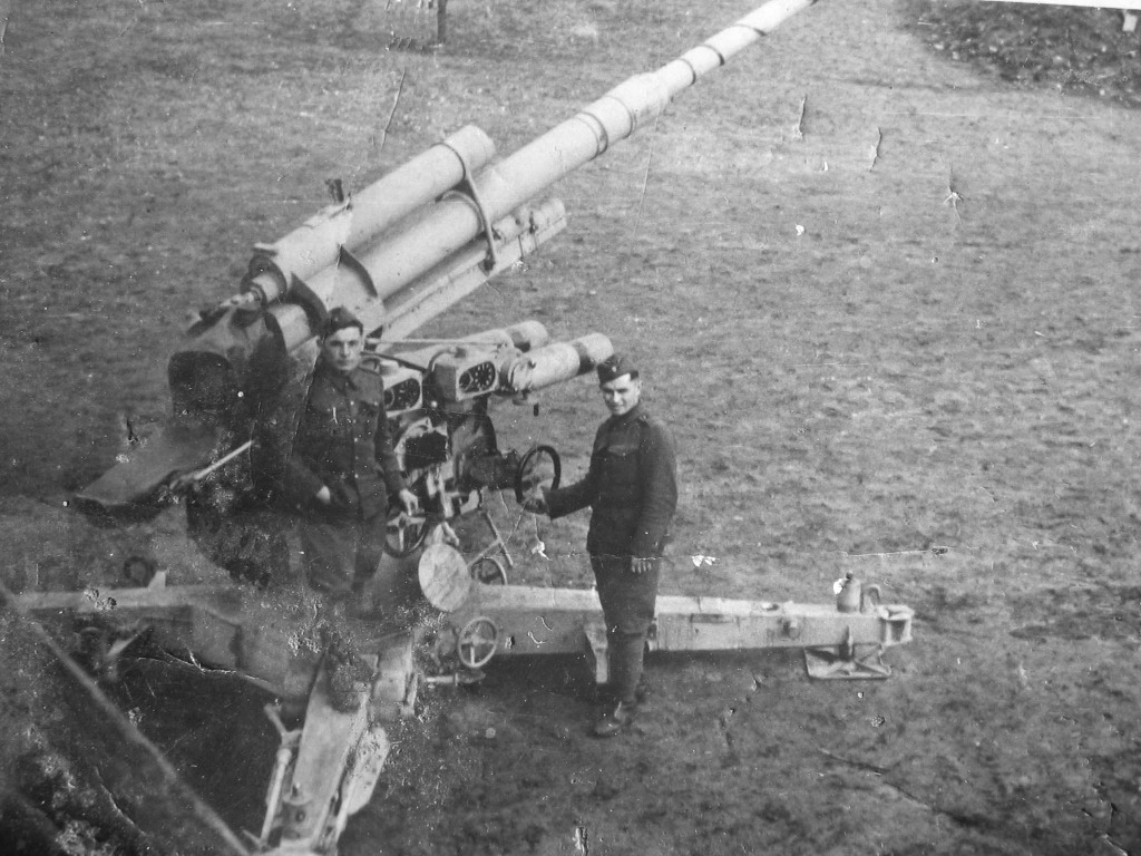 Miembros de la resistencia eslovaca con un cañón alemán capturado de 8,8 cm, 1944