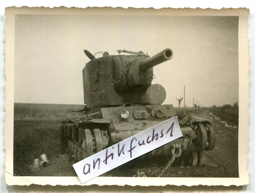 abgeschossener schwerer KW-1 Panzer aus Rußland im 2.WK