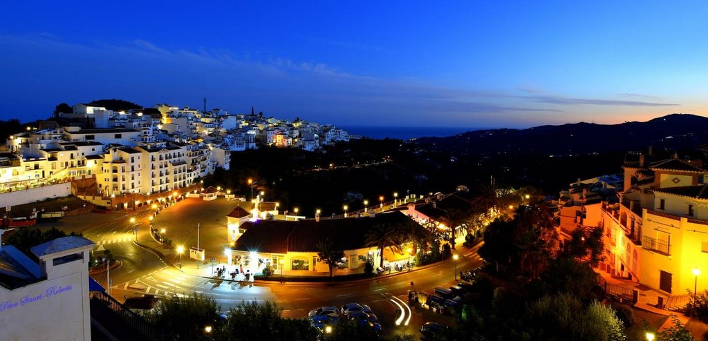 Mar - De la playa a la sonrisa: cómo Torre del Mar está revolucionando el turismo dental Frigiliana